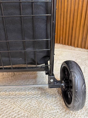 عربة تسوق قابلة للطي مع كفرات بألوان مختلفة