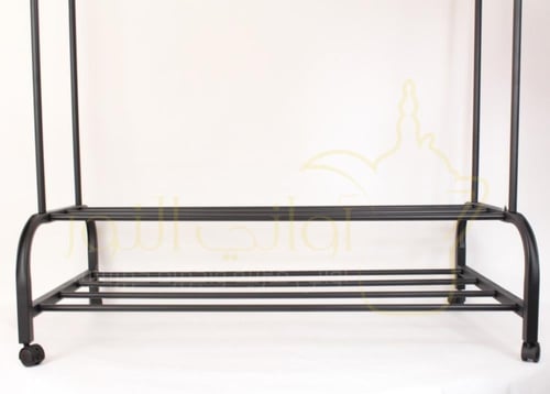 علاقة ملابس بعجلات متحركة