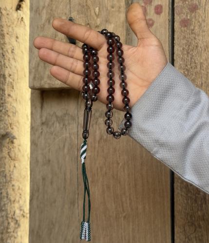 A prayer bead with a thick oil line