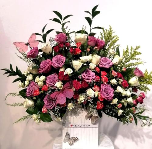 White wood stand with mixed natural rose