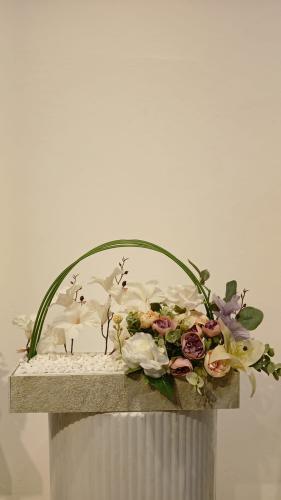 Like marble with stone with artificial flowers