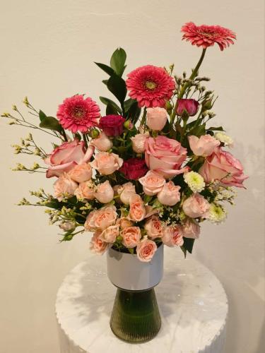 Transparent vase with natural mixed roses