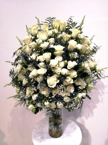 White gardenia natural vase with Dutch accessory