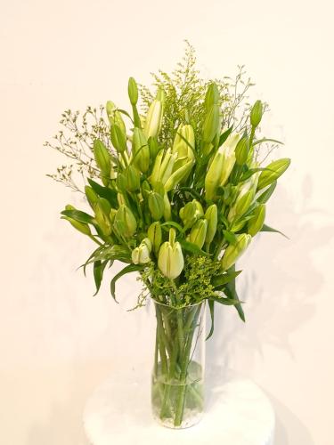 Transparent vase with natural lily