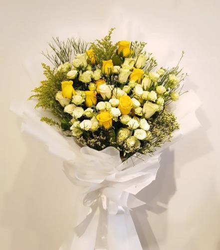 Mix bouquet Jouri yellow and white and baby rose w...