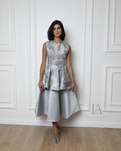 فستان رمادي مموج