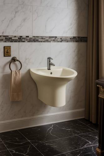 مغسلة برميل باللون بيج أناقة وتنظيم متالي لحمامك