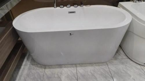 مغطس كلاسيك بيضاوي أنيق 160×75 سم أبيض مع خلاط – ف...