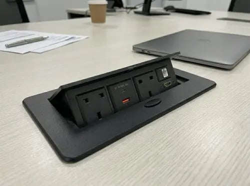 2 فيش ارضي دفن ثلاثي USB + TYPE-C لون اسود حجري