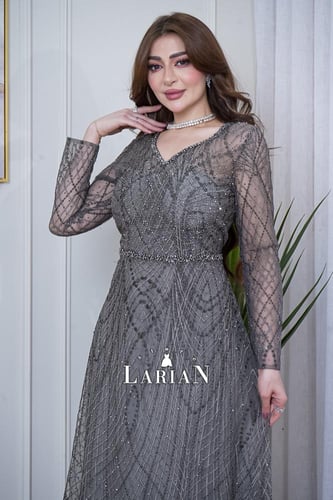 فستان رمادي غامق مطرز بالكامل بقصة فخمة - لاريان س...