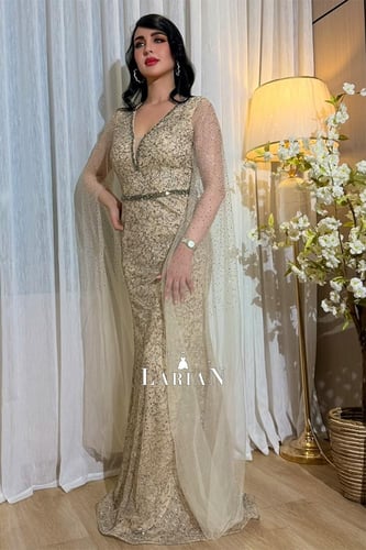 فستان سهره فخم يتميز بتطريز فاخر وفصوص براقه - لار...