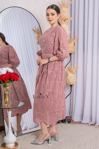 فستان وردي غامق بتصميم زهور انيق - لاريان ستور