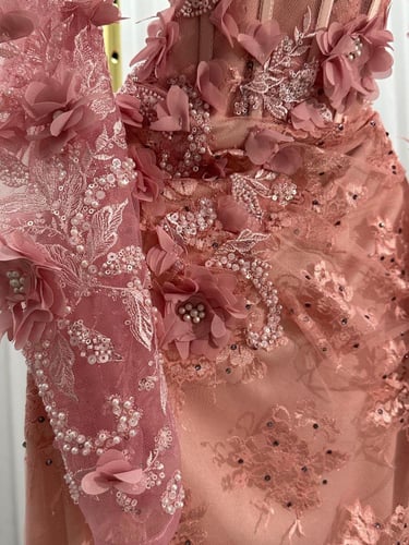 فستان دانتيل مبطن بتفته