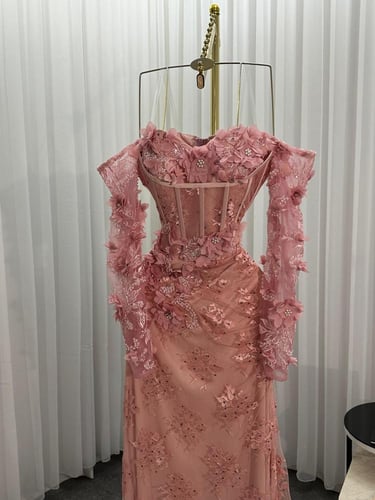 فستان دانتيل مبطن بتفته