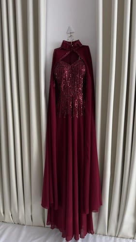 فستان حامل عنابي