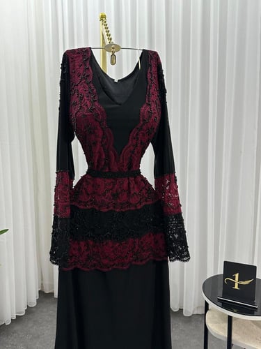 فستان دانتيل مع كرستال