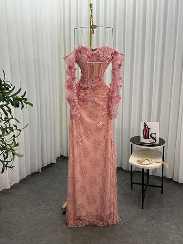 فستان دانتيل مبطن بتفته