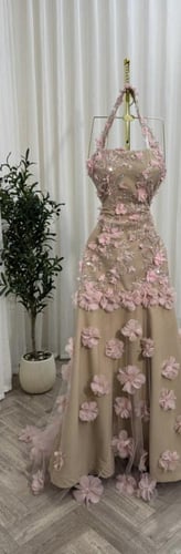 فستان تُل مورد مع باربي