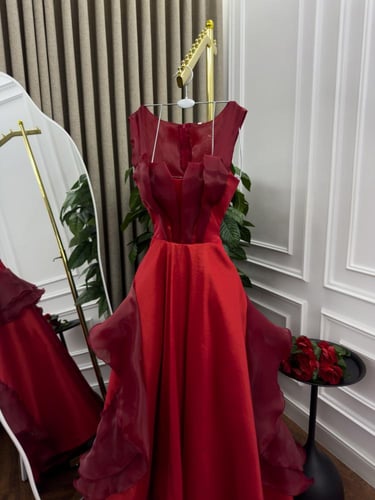 فستان سن محير احمر