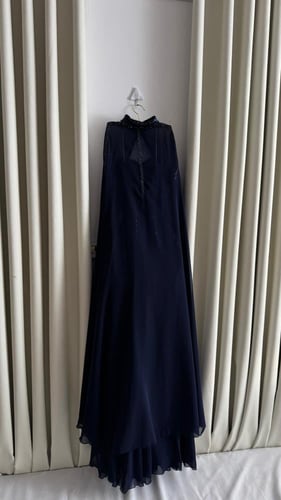 فستان حامل عنابي