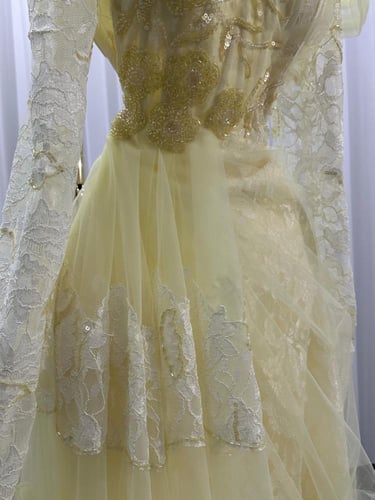 فستان دانتيل ع تل ليموني