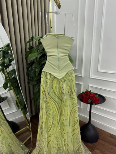 فساتين باربي وتل مطرز