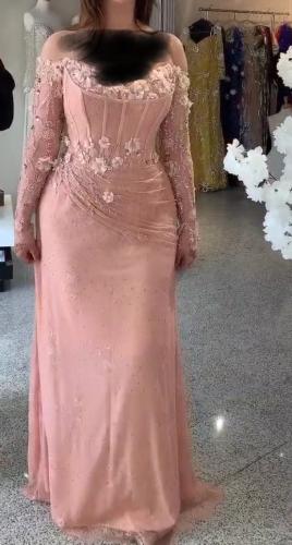 فستان دانتيل مبطن بتفته