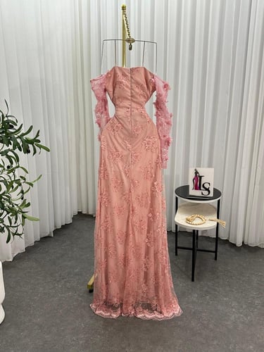 فستان دانتيل مبطن بتفته