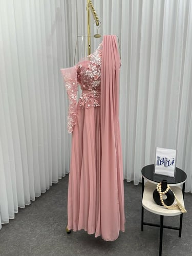 فستان وردي حوامل