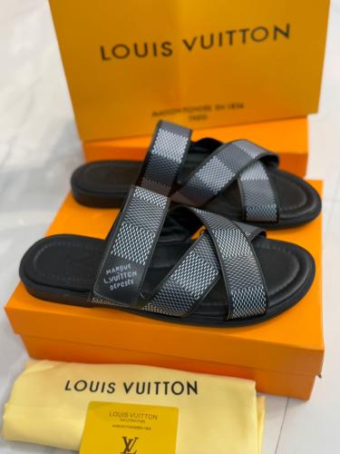 نعال لويس فيتون