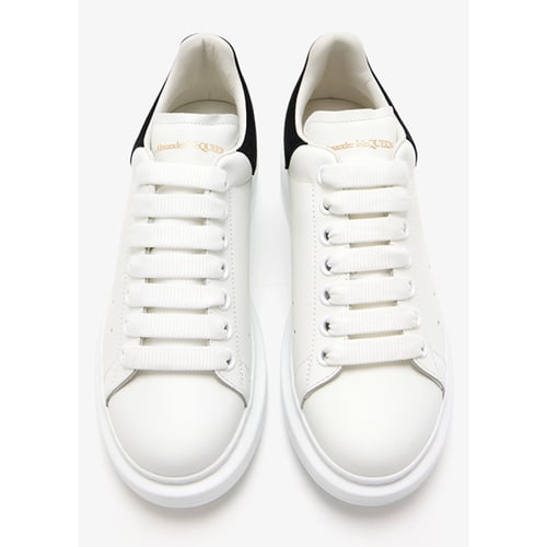 حذاء سنيكرز جلدي أبيض بكعب سويدي أسود