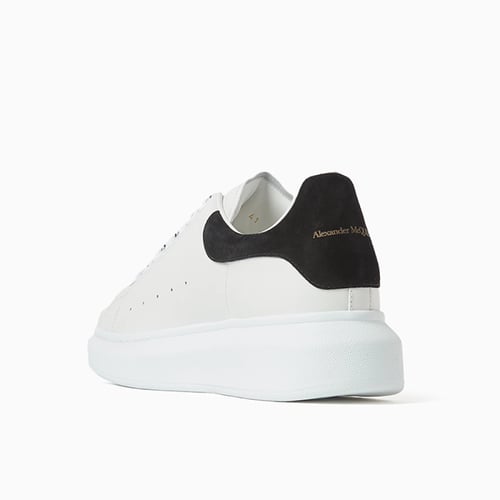 حذاء سنيكرز جلدي أبيض بكعب سويدي أسود