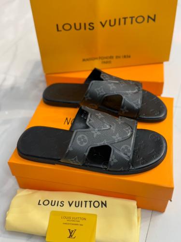 نعال لويس فيتون