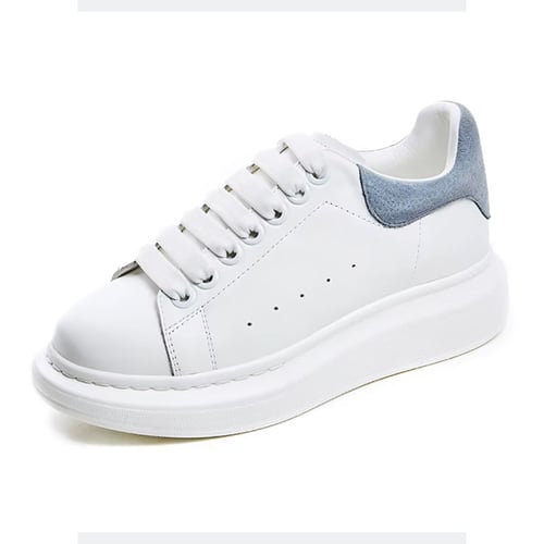 حذاء سنيكرز جلدي أبيض بكعب سويدي أزرق