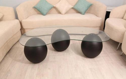 طاولة تقديم رخام صناعي بشكل كرة لون أسود وسطح زجاج...