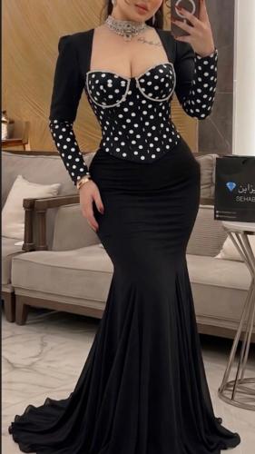 كورسيه منقط وتنوره اسود وشك الصدر