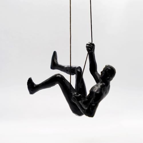 تمثال رجل رياضي متسلق الصخور