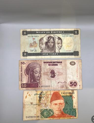 ٣ قطع عملات عالمية مختلفة