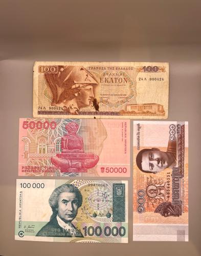 4 قطع عملات عالمية مختلفة