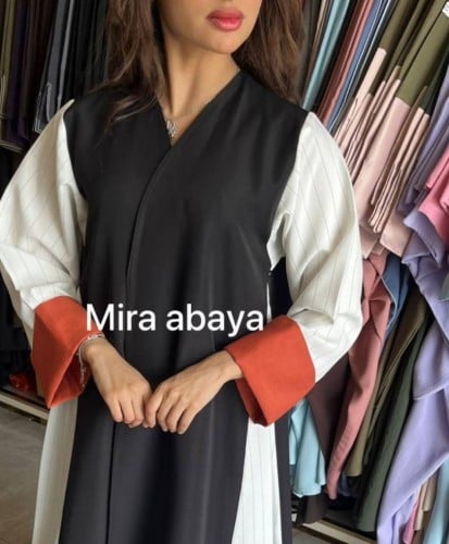 عباية بريق اسود واكمام بيضاء