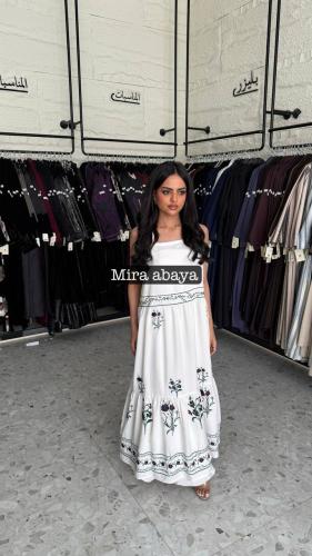 فستان بتطريز ورود