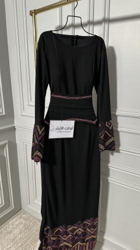 فستان سهرة أسود طويل بتطريز هندسي ملون