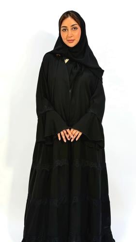 8– عباية الفاخرة – عباية نسائية سوداء بقصة أكلوش وطبقات دانتيل | لمسات ايلاف