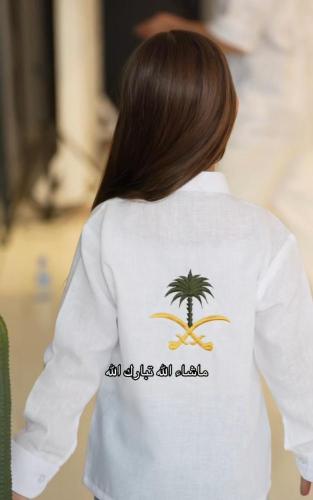 قميص كتان بتطريز شعار سيفين ونخلة