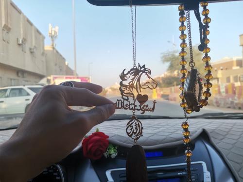 تعليقه سياره بشكل الخيل مع قلب