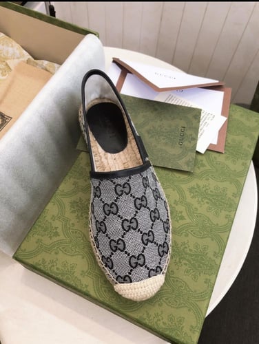 حذاء " قوتشي " نسائي