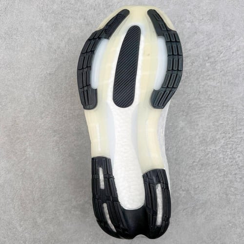 حذاء رياضي رجالي "Adidas Ultra-boost OG"