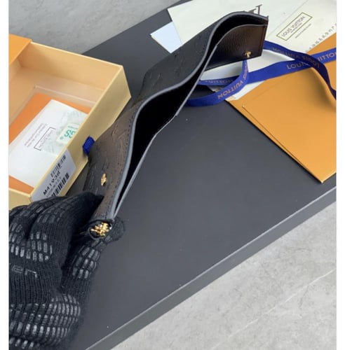 محفظة من "لويس ڤيتون"