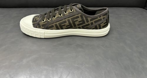 حذاء " فيندي" للجنسين