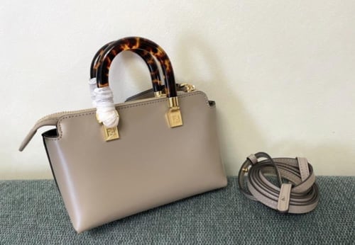 شنطة "فيندي "